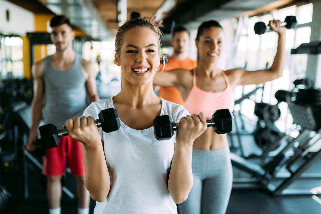 group-of-people-training-in-gym-6FYJXB3.jpg